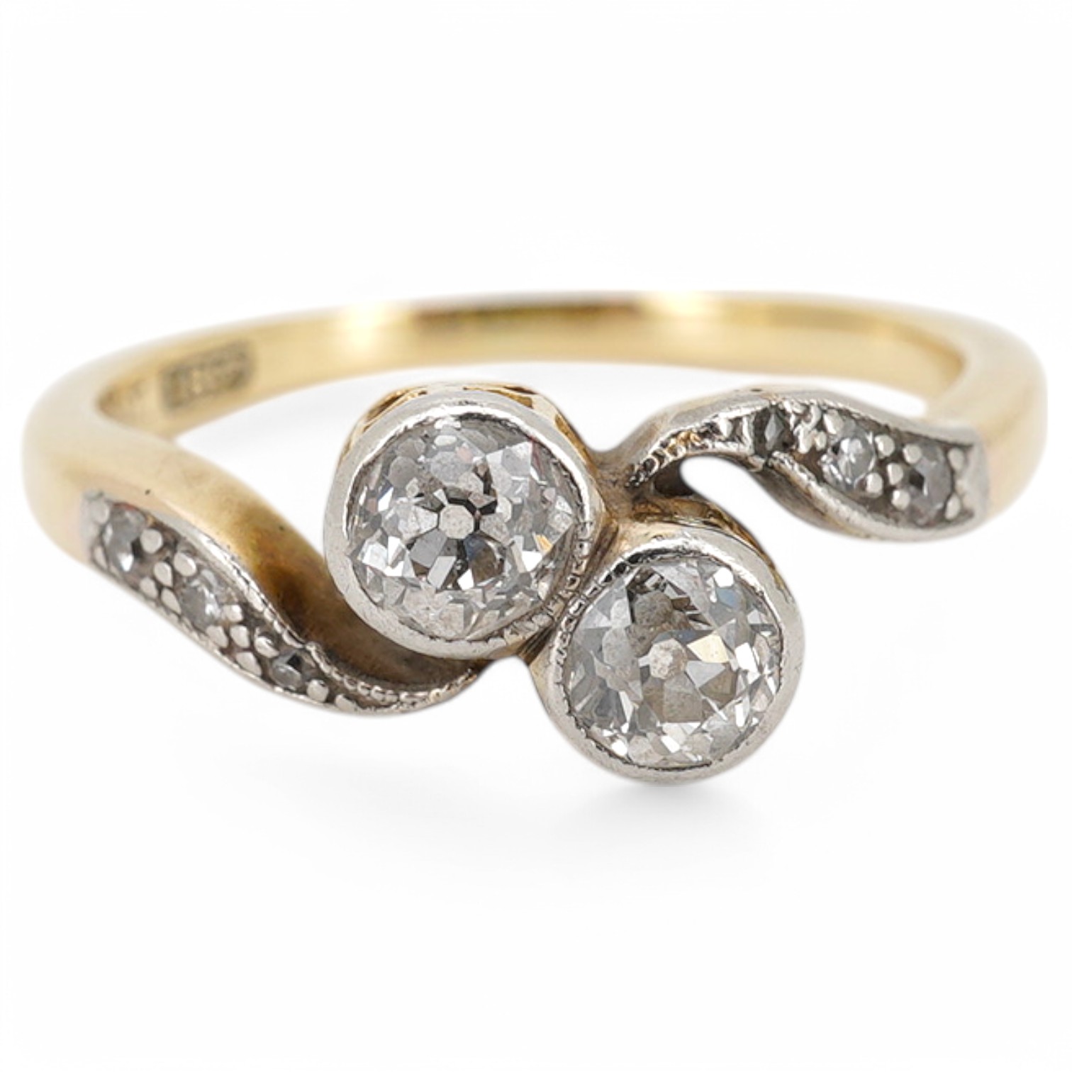 A diamond toi-et-moi ring, early 20th century, collet-set with two circular-cut diamonds totalling approximately 0.30 carats, to sinuous shoulders set with single-cut diamonds, size K, stamped 18ct PLAT, Condition: good